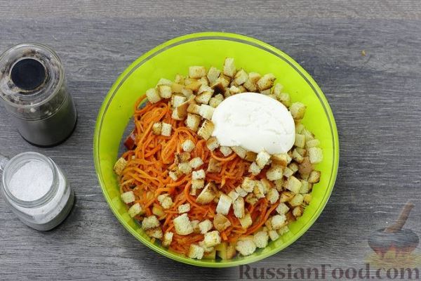 Салат с охотничьими колбасками, морковью, сыром и сухариками