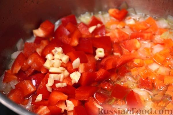 Гороховый суп с копчеными колбасками и сладким перцем