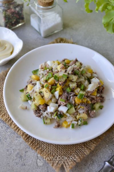 Салат с тунцом, рисом и огурцом