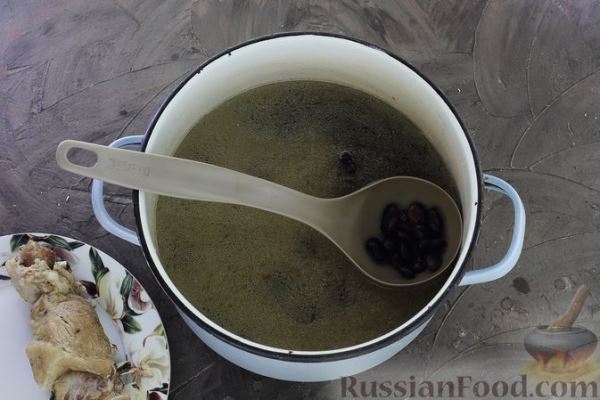 Фасолевый суп с мясом, баклажанами и помидорами