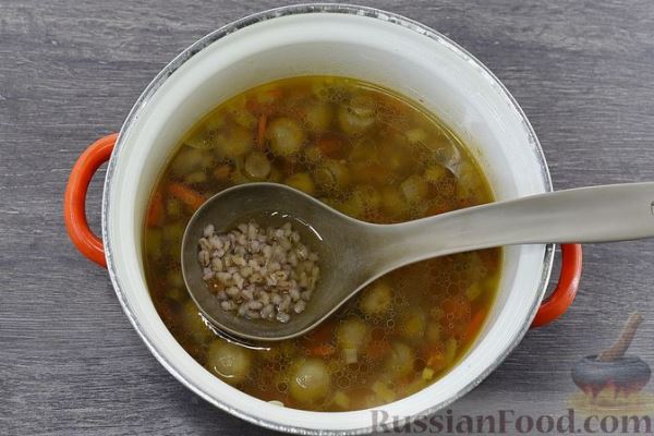 Овощной суп с перловкой и консервированными грибами
