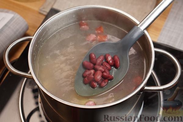 Суп с охотничьими колбасками и фасолью