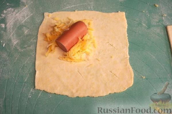 Слоёные пирожки с сосисками и сыром