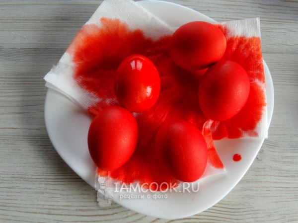 Красные пасхальные яйца