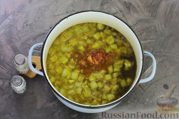 Фасолевый суп с мясом, баклажанами и помидорами