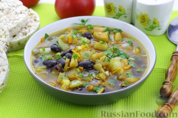 Фасолевый суп с мясом, баклажанами и помидорами