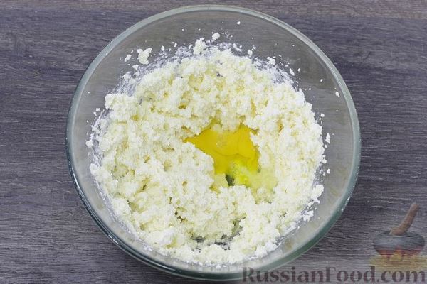 Творожная плетёнка с яблоками, изюмом и цедрой