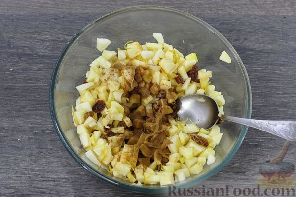 Творожная плетёнка с яблоками, изюмом и цедрой