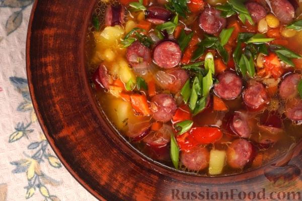 Гороховый суп с копчеными колбасками и сладким перцем