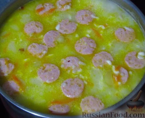 Сырный суп с курицей, сосисками и рисом