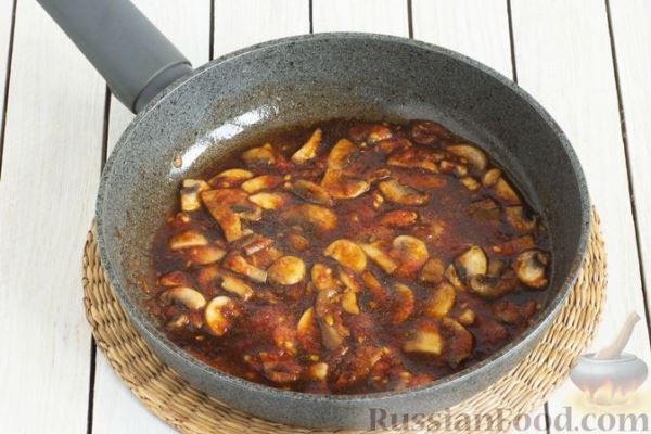 Суп с фунчозой, грибами, овощами и соевым соусом