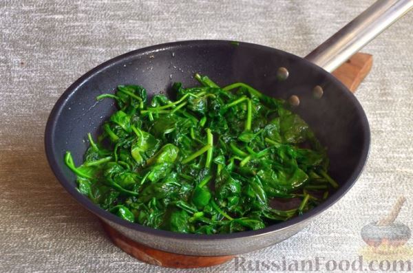 Открытый пирог из слоеного теста со шпинатом, помидорами и моцареллой