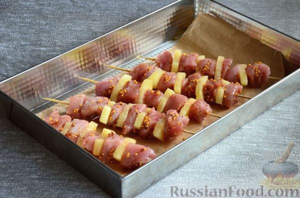 Шашлык из индейки с ананасами (в духовке)