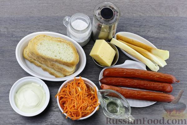 Салат с охотничьими колбасками, морковью, сыром и сухариками