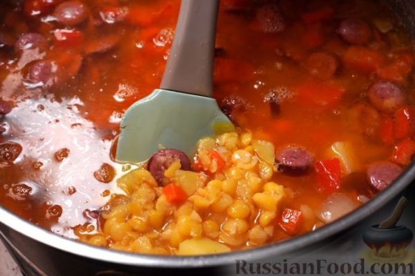 Гороховый суп с копчеными колбасками и сладким перцем